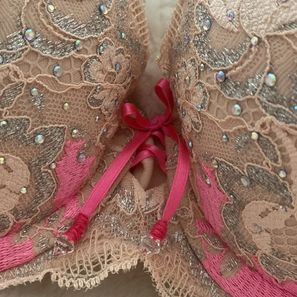 New never worn Victoria  secert bra size 32 c very sexy push up - Picture 3 of 11